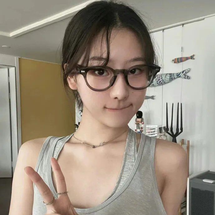 使用下方 20 个影片名，按顺序一一对应，不要改动片名文字，只根据片名和括号内类型提示来虚构全新的故事内容： 南男北女 顶头上司成了我的金主 新扎师兄追女仔 沂蒙六姐妹 大口仔发横财 游向我心 心灵推手 消失的人 水晶眼 女童军 疑影夜袭 比翼归飞 核弹快车 恐龙 欣欣向荣 九指神通 回到17岁 五彩梦 危险关系 史上最大作弊战争